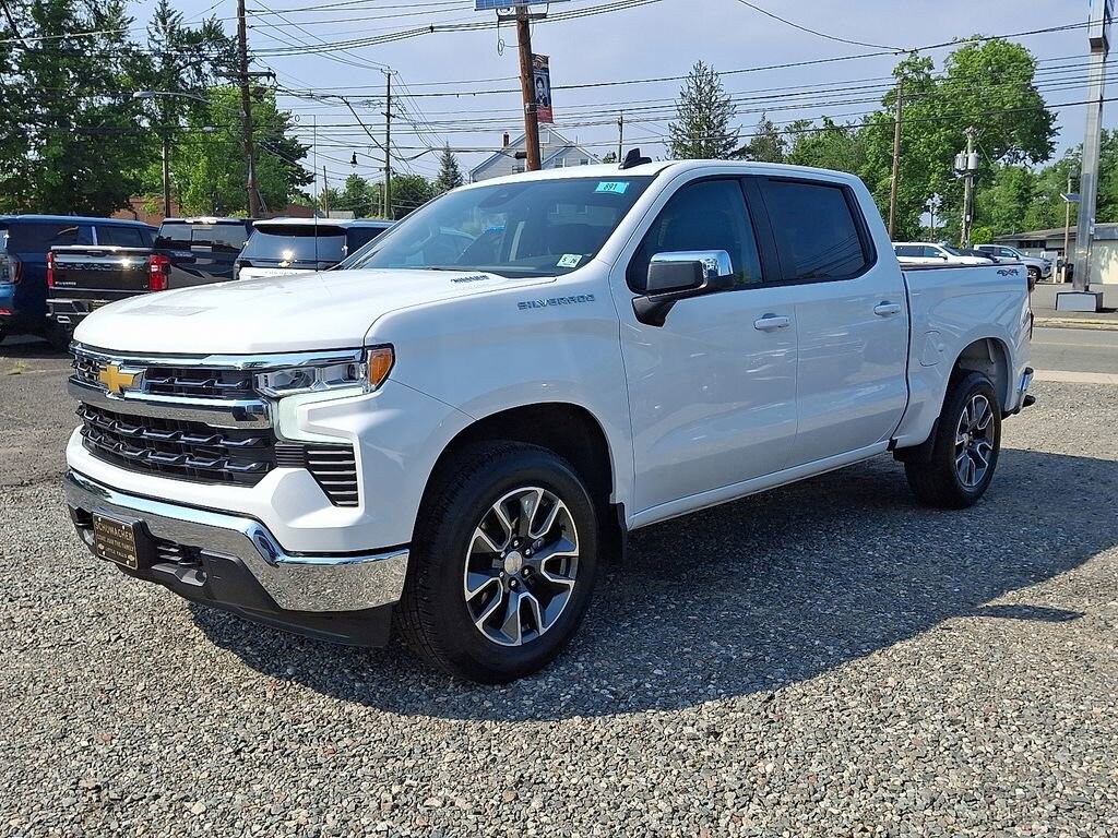 2025 Chevrolet Silverado 1500 LT photo 3