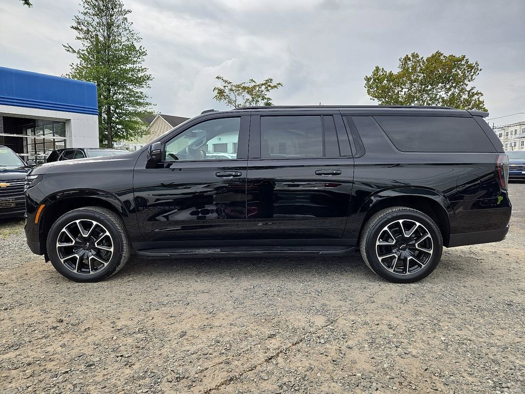 2025 Chevrolet Suburban RST photo 2