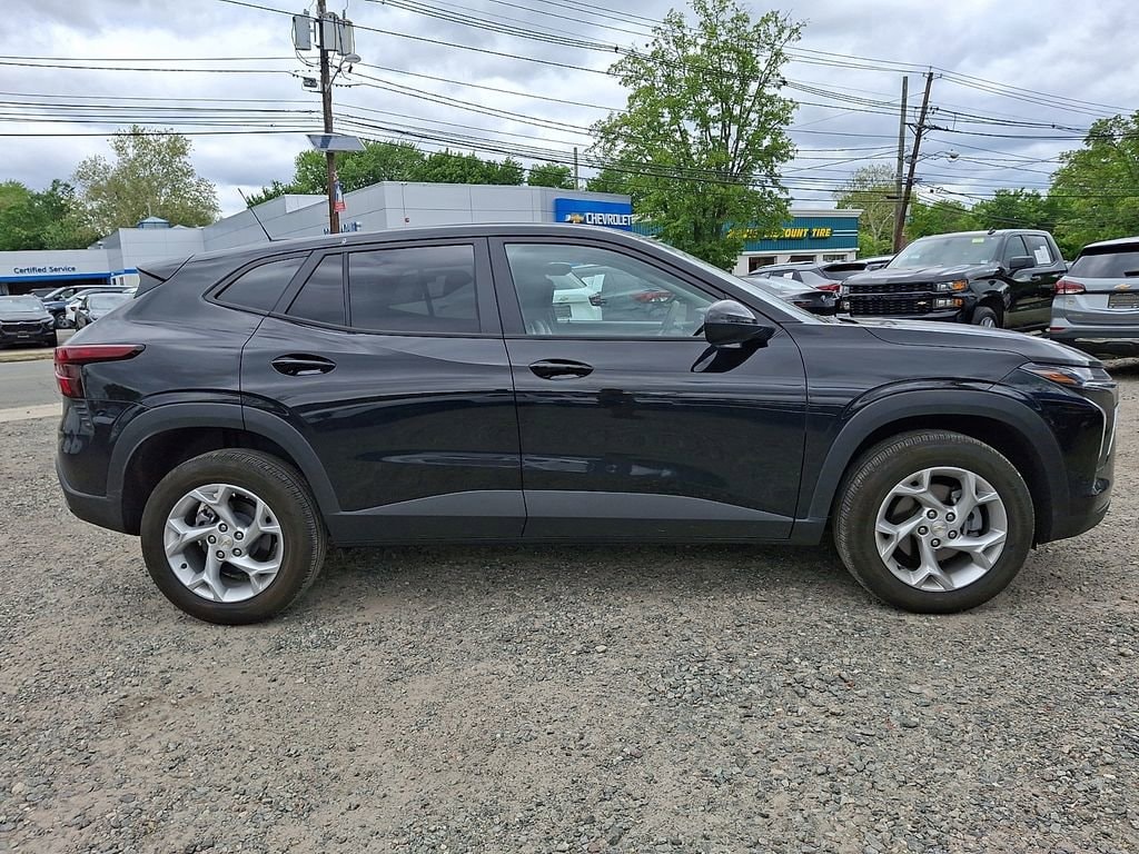2025 Chevrolet Trax LS - Photo 9