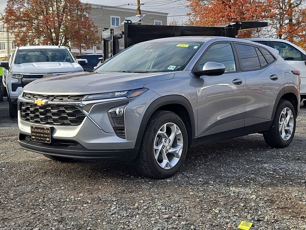 2024 Chevrolet Trax LS photo 3