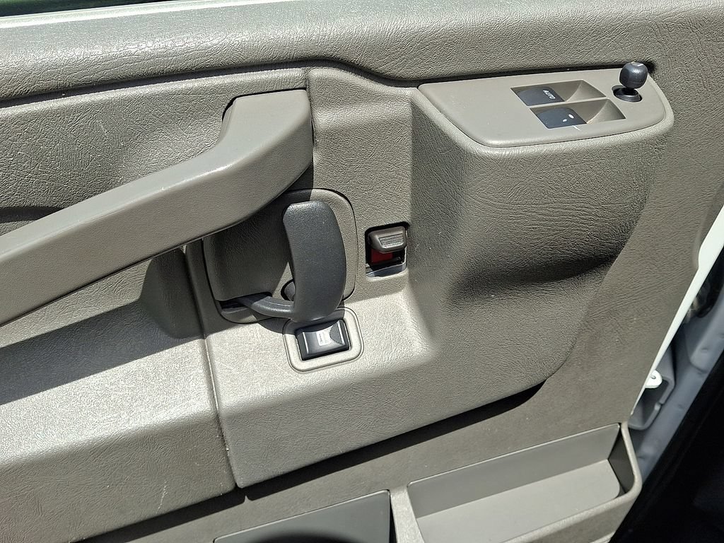 2024 Chevrolet Express Cargo Work Van - Photo 13