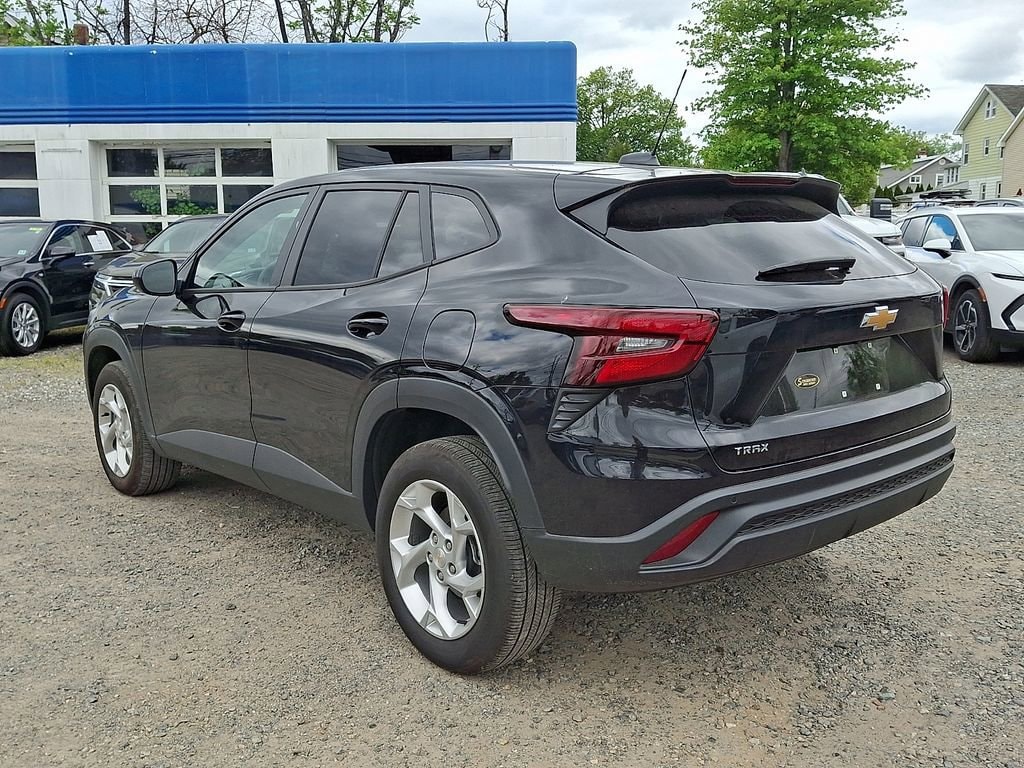 2025 Chevrolet Trax LS - Photo 6