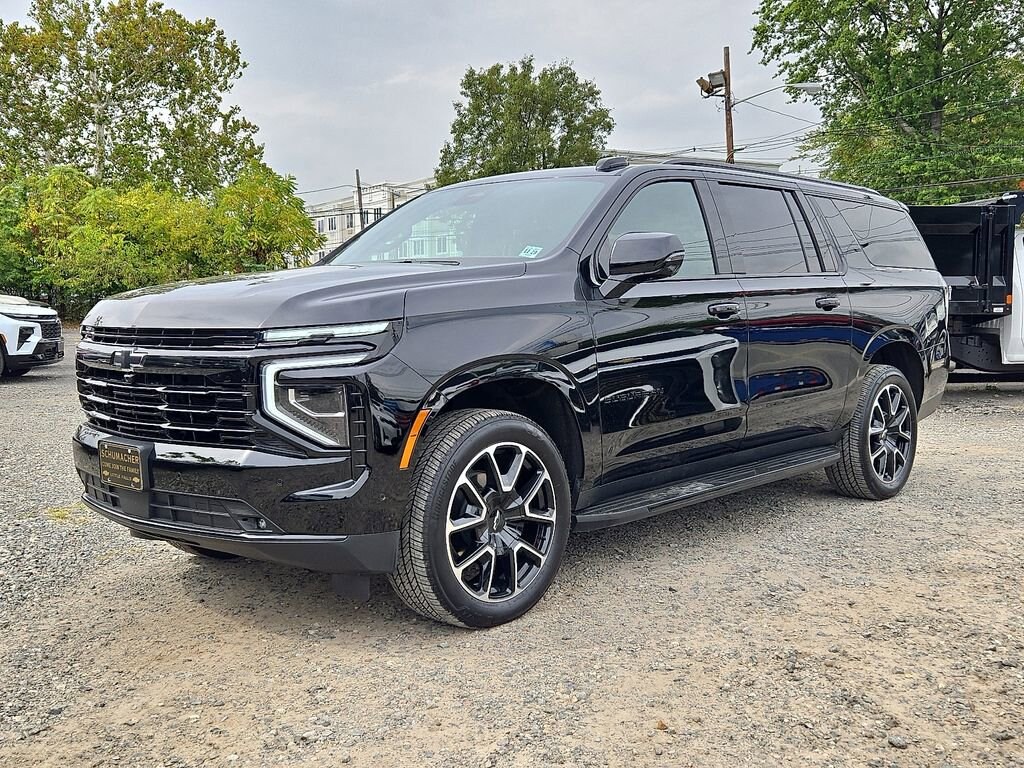 2025 Chevrolet Suburban RST photo 2