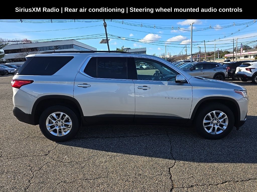 2019 Chevrolet Traverse Cloth 1LT photo 2