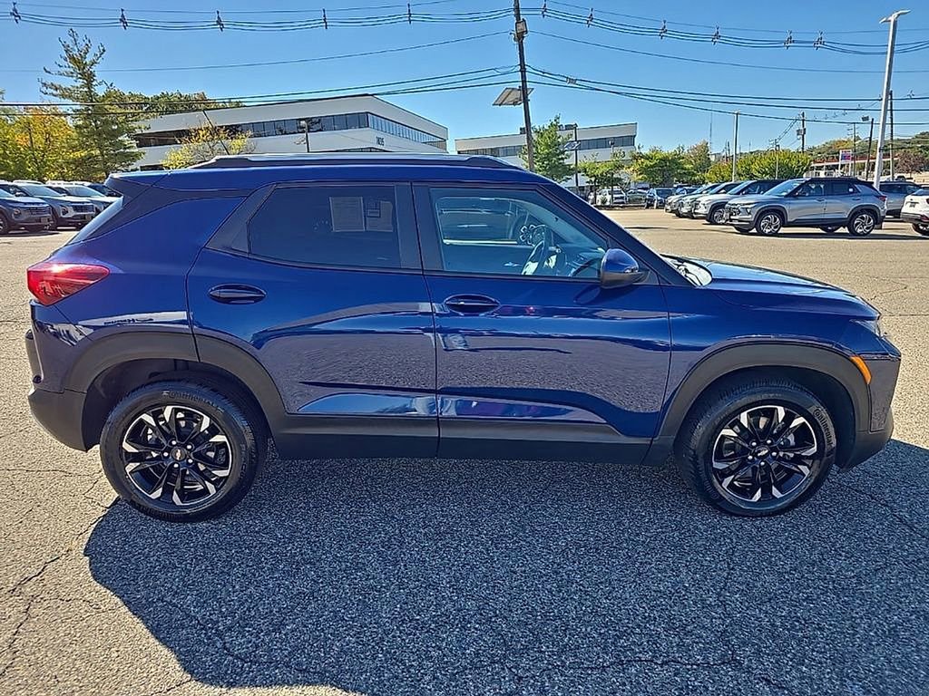 2023 Chevrolet Trailblazer LT photo 2