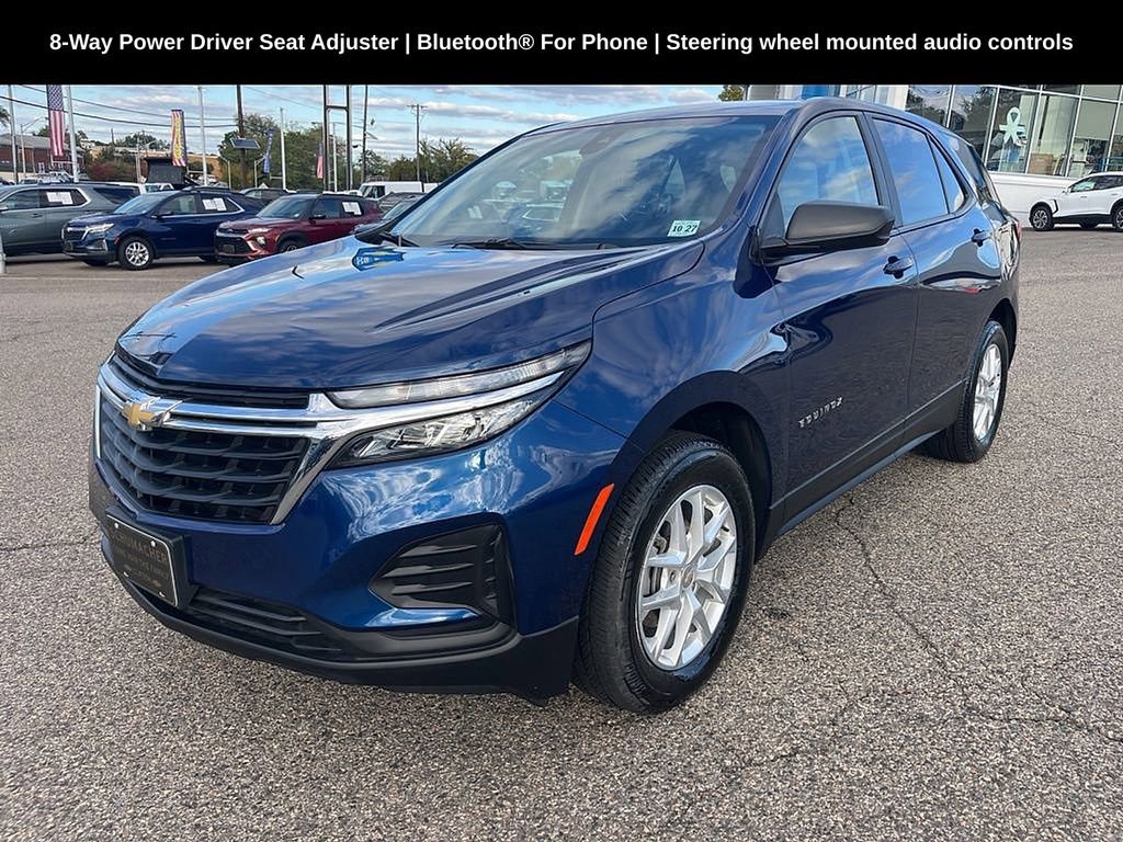 2022 Chevrolet Equinox LS photo 3