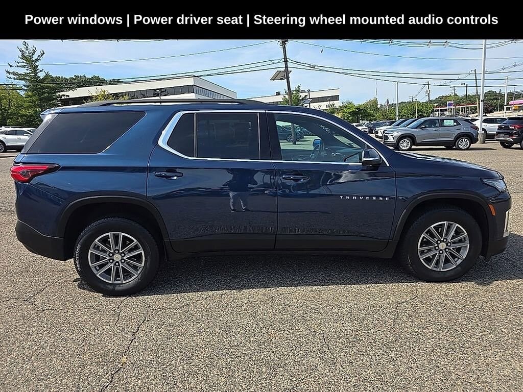 2022 Chevrolet Traverse Leather photo 2
