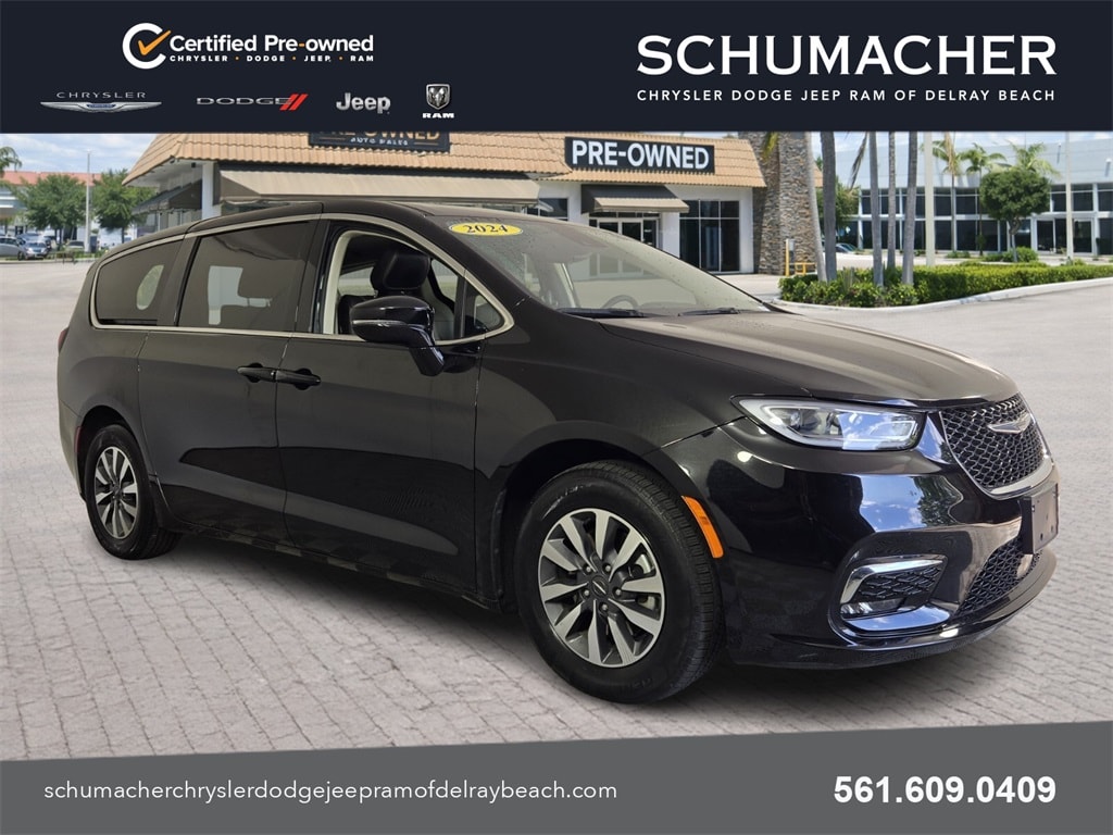 2024 Chrysler Pacifica PHEV Select's photo