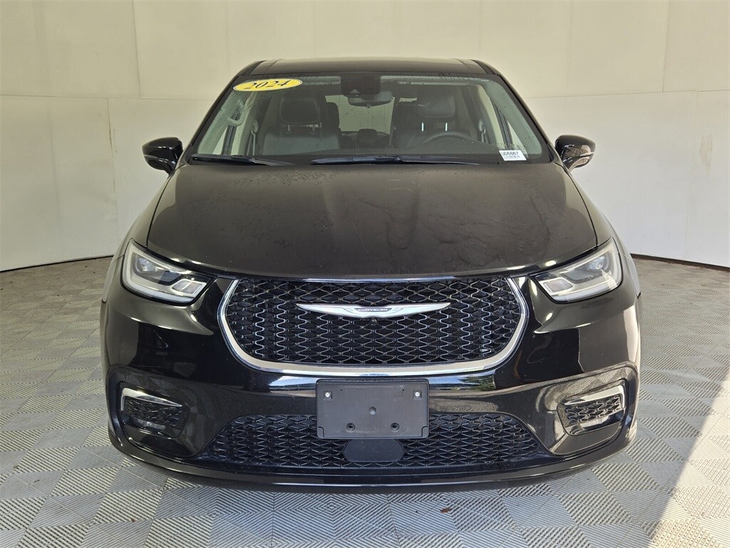 2024 Chrysler Pacifica Hybrid photo 3