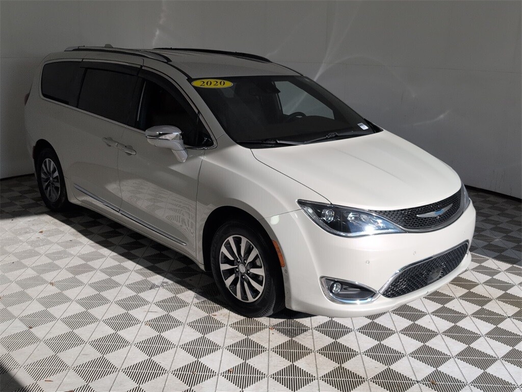2020 Chrysler Pacifica Hybrid Limited photo 2