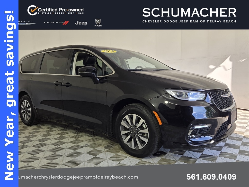 2024 Chrysler Pacifica PHEV Select's photo