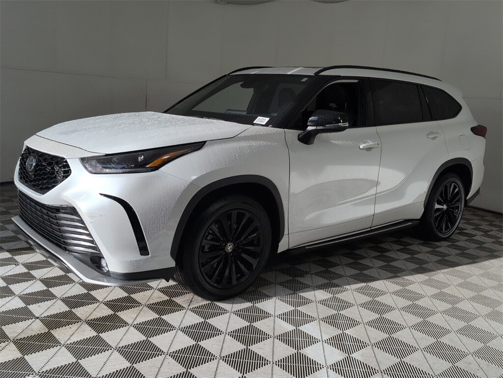 2023 Toyota Highlander L photo 2