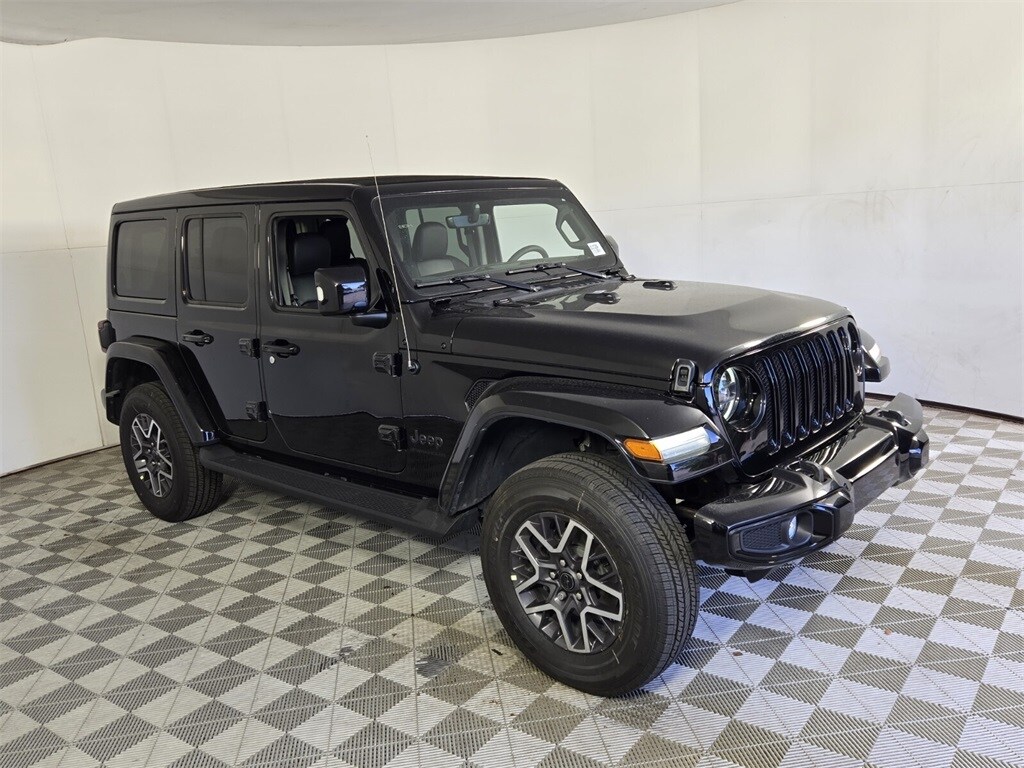 2023 Jeep Wrangler Sahara High Altitude photo 2