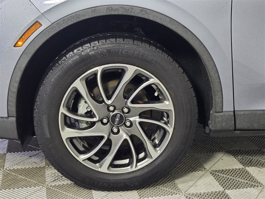 2022 Lincoln Corsair Standard photo 2