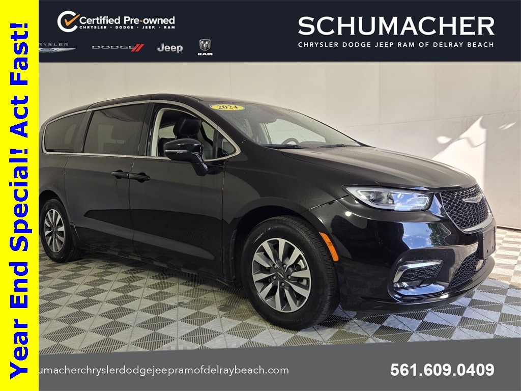 2024 Chrysler Pacifica PHEV Select's photo
