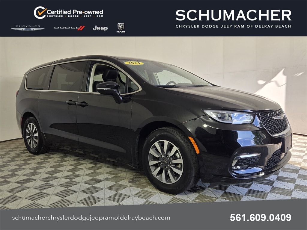 2024 Chrysler Pacifica PHEV Select's photo
