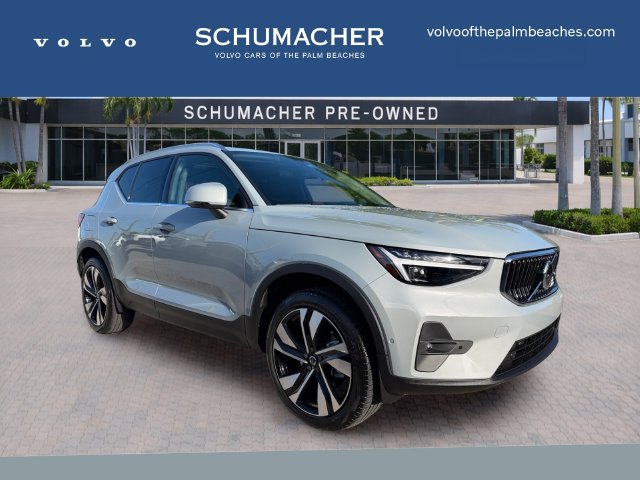 2025 Volvo XC40 B5 Ultra Bright Theme SUV