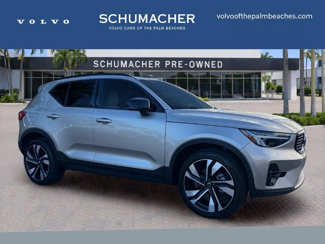 2024 Volvo XC40 B5 Plus Dark Theme SUV
