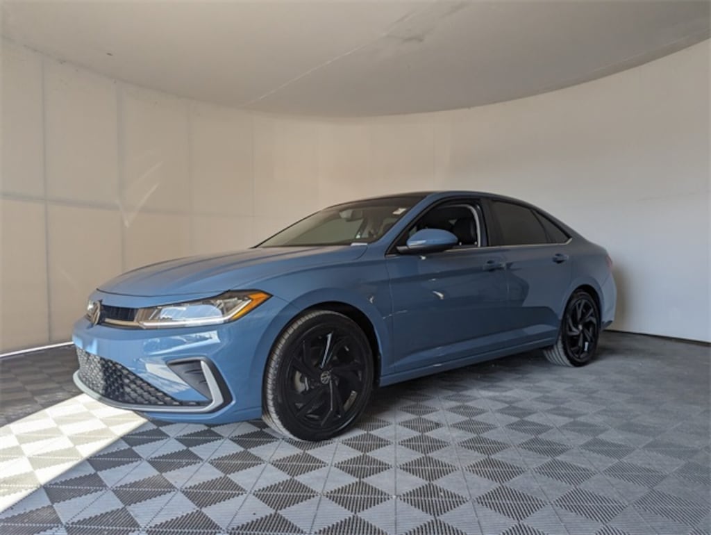 Used 2025 Volkswagen Jetta 1.5T SE Sedan