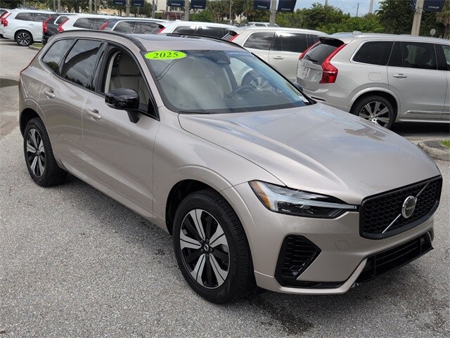 2025 Volvo XC60 Hybrid T8 Core photo 2