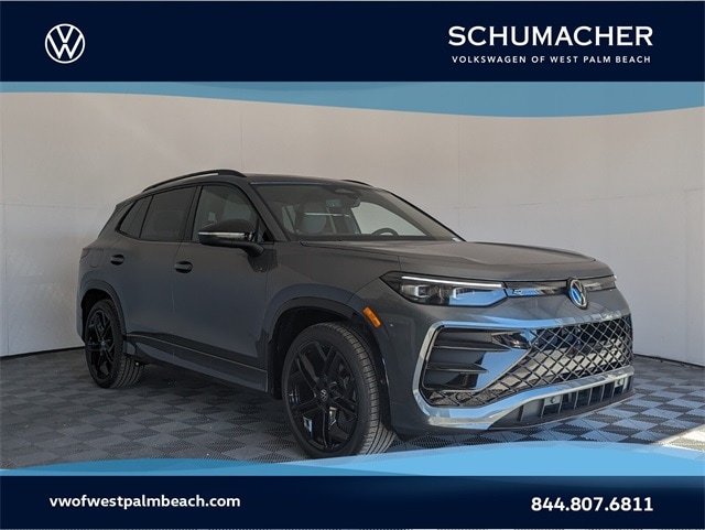 2025 Volkswagen Tiguan SE R-LINE BLACK's photo