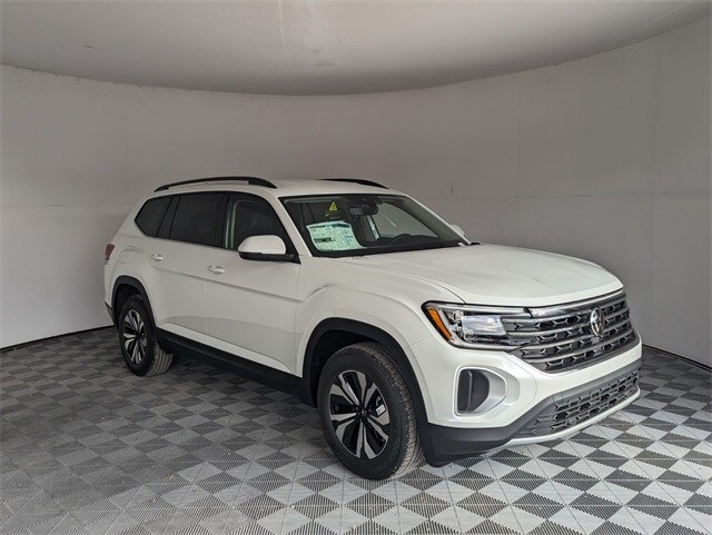 2026 Volkswagen Atlas SE photo 2