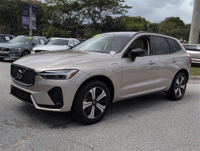 2025 Volvo XC60 Hybrid T8 Core photo 4