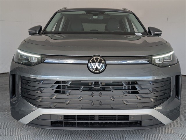 2025 Volkswagen Tiguan SE photo 3