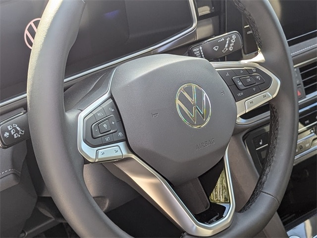 2025 Volkswagen Taos SE photo 4