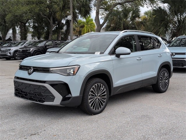 2025 Volkswagen Taos SE photo 3