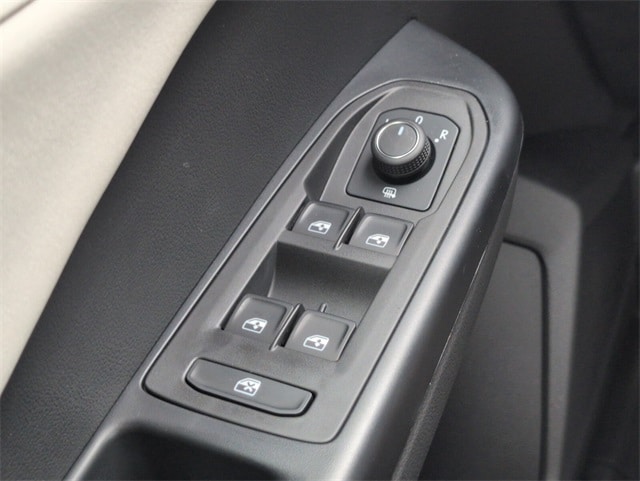 2025 Volkswagen Taos SE photo 4