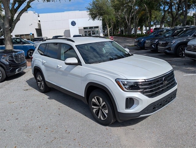 2026 Volkswagen Atlas SE photo 2