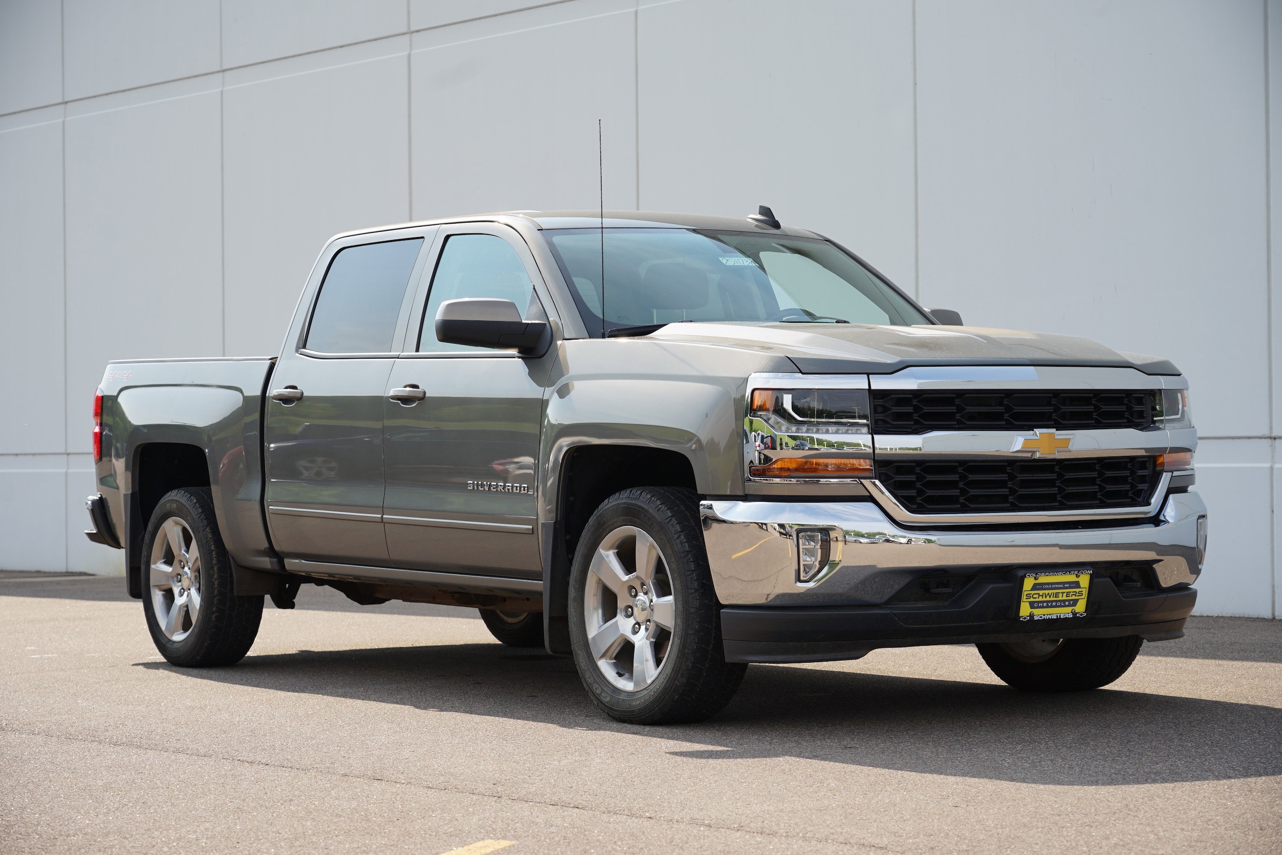 Used 2017 Chevrolet Silverado 1500 LT with VIN 3GCUKREC8HG355234 for sale in Cold Spring, Minnesota