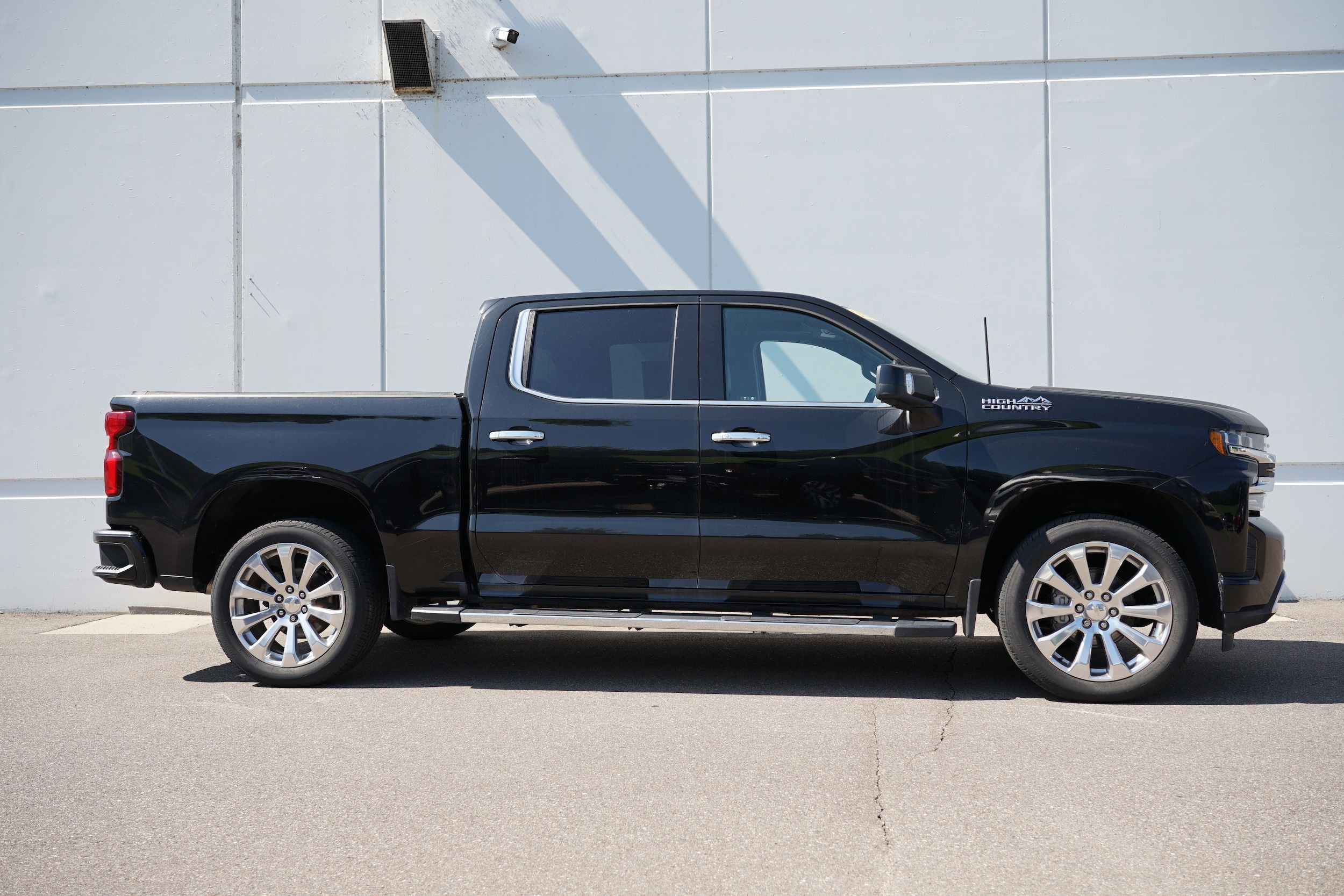 Used 2021 Chevrolet Silverado 1500 High Country with VIN 3GCUYHEL6MG114114 for sale in Cold Spring, Minnesota