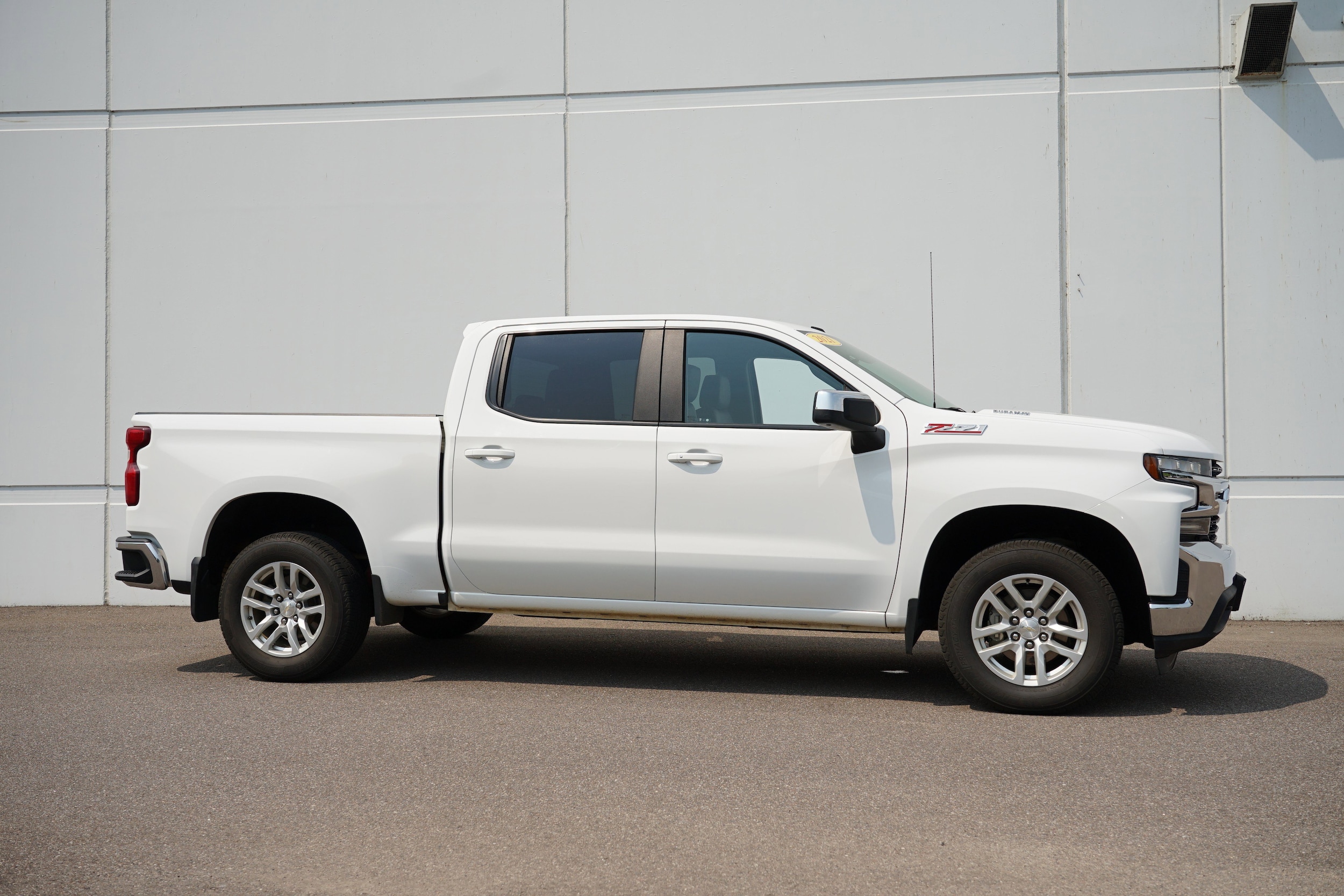 Used 2021 Chevrolet Silverado 1500 LT with VIN 3GCUYDET9MG214779 for sale in Cold Spring, Minnesota