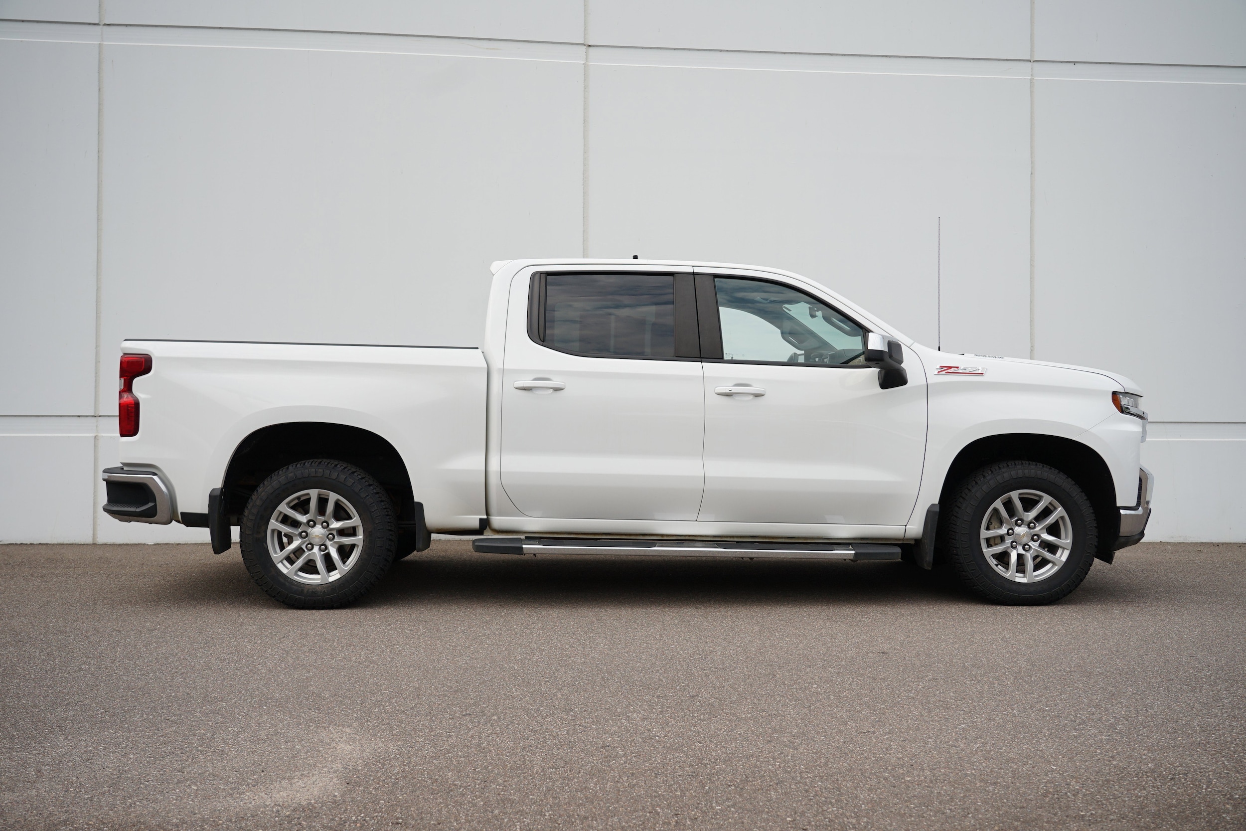 Used 2021 Chevrolet Silverado 1500 LT with VIN 1GCUYDET2MZ261474 for sale in Cold Spring, Minnesota