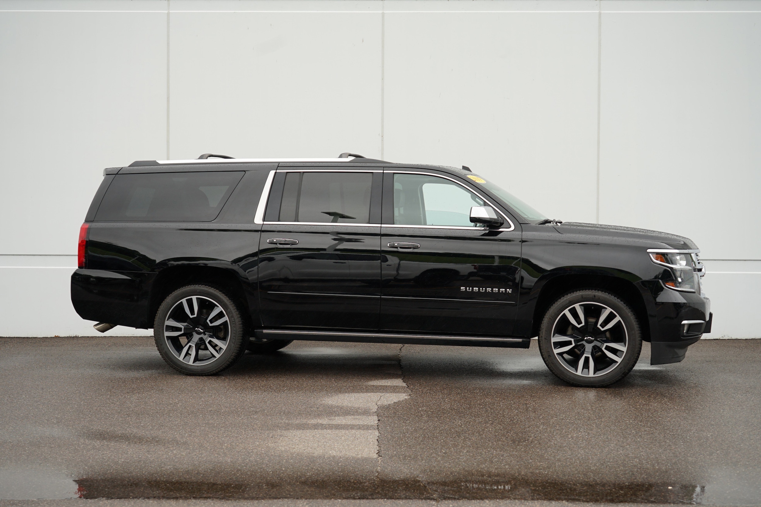 Used 2019 Chevrolet Suburban Premier with VIN 1GNSKJKJ9KR238823 for sale in Cold Spring, Minnesota