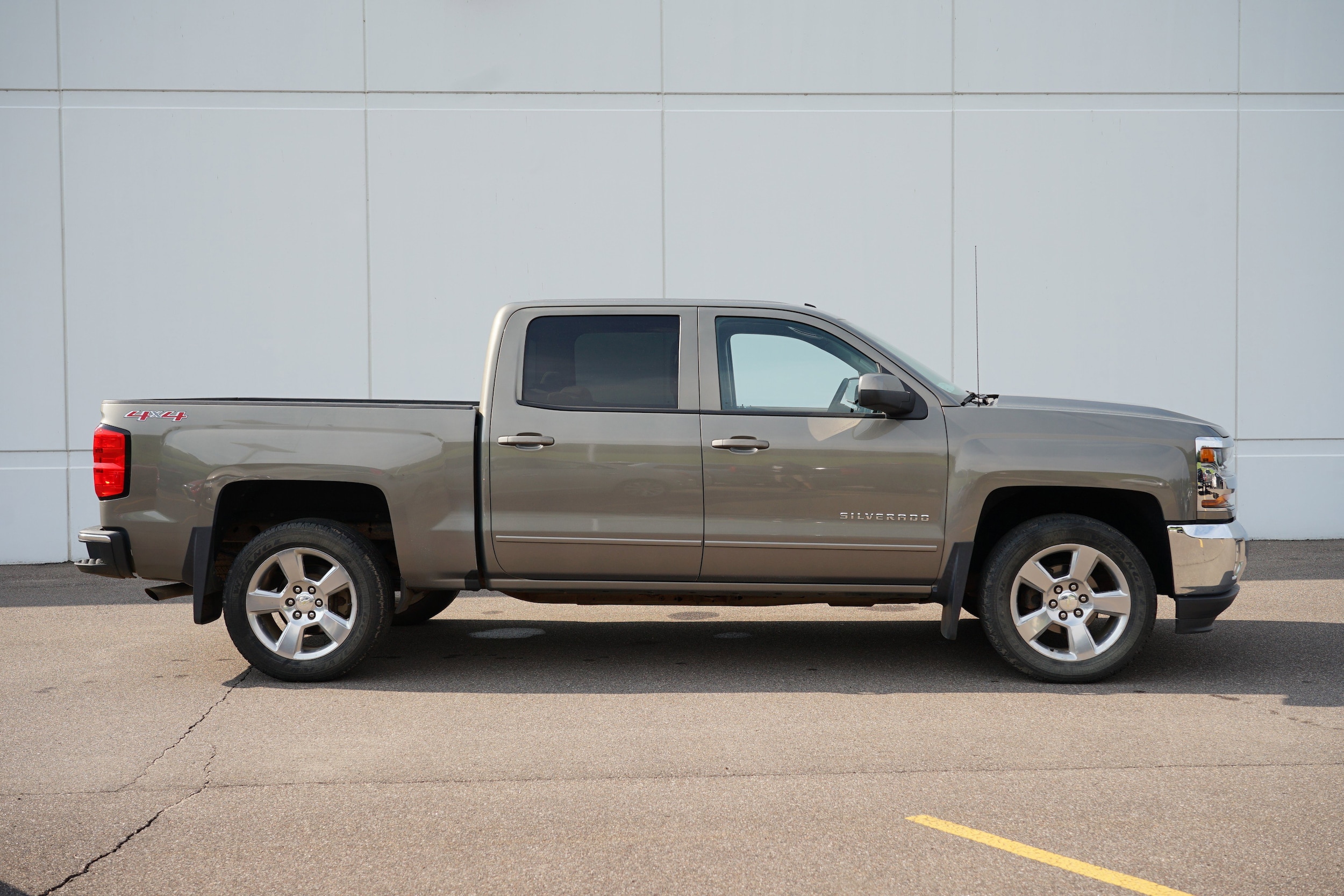 Used 2017 Chevrolet Silverado 1500 LT with VIN 3GCUKREC8HG355234 for sale in Cold Spring, Minnesota