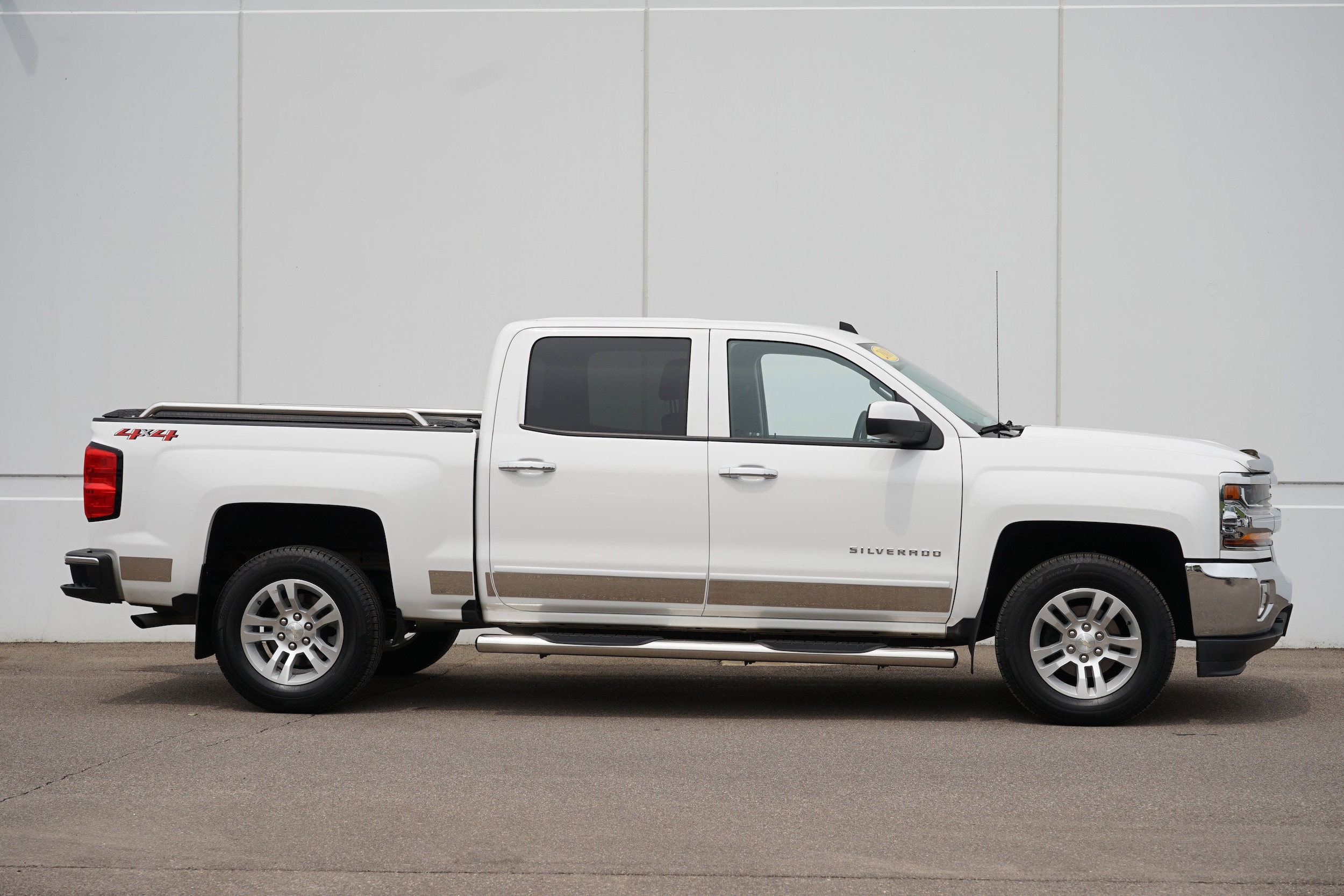 Used 2018 Chevrolet Silverado 1500 LT with VIN 3GCUKREC5JG645453 for sale in Cold Spring, Minnesota