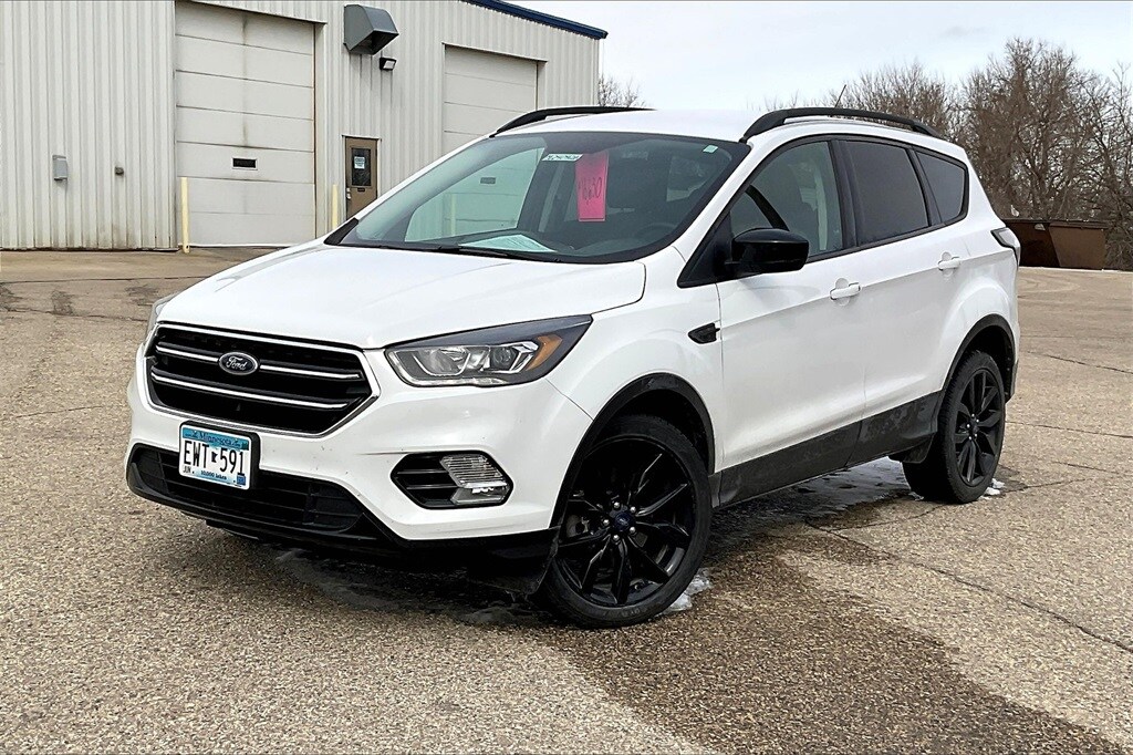 Used 2017 Ford Escape SE with VIN 1FMCU9G95HUB81140 for sale in Montevideo, Minnesota