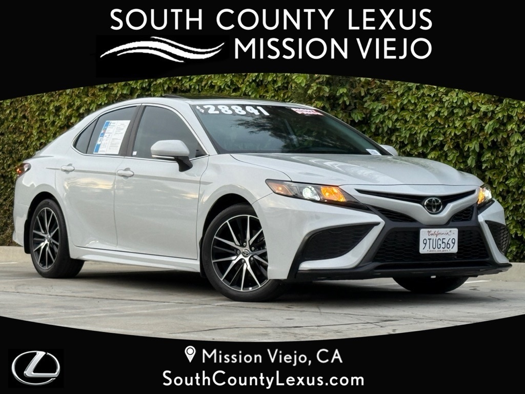 2024 Toyota Camry SE's photo