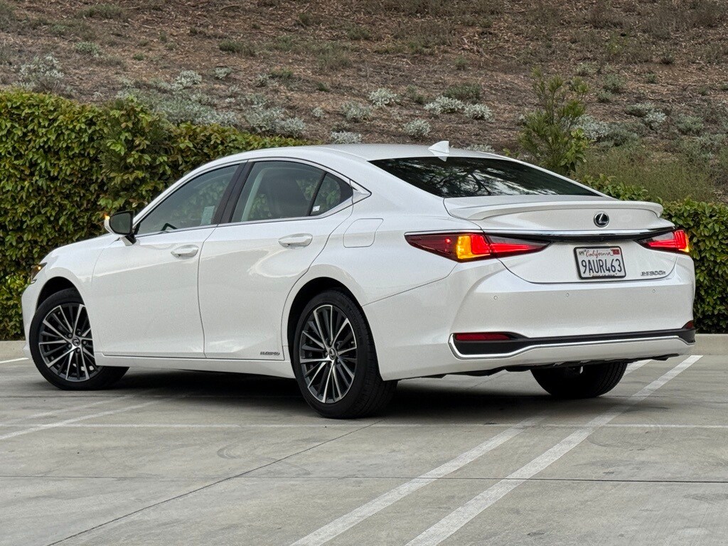 2022 Lexus ES 300h photo 2