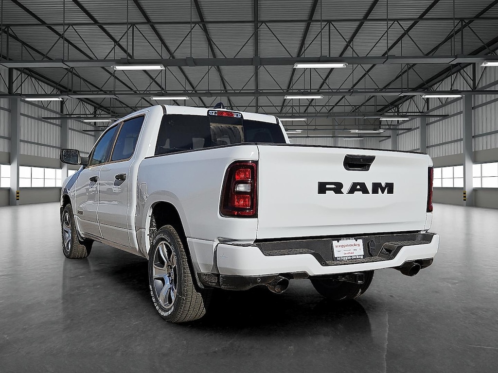 New 2026 Ram 1500 EXPRESS CREW CAB 4X2 5'7 BOX Pickup