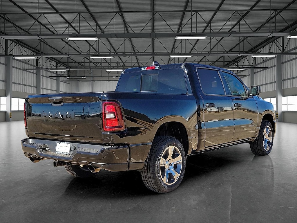 New 2026 Ram 1500 EXPRESS CREW CAB 4X2 5'7 BOX Pickup