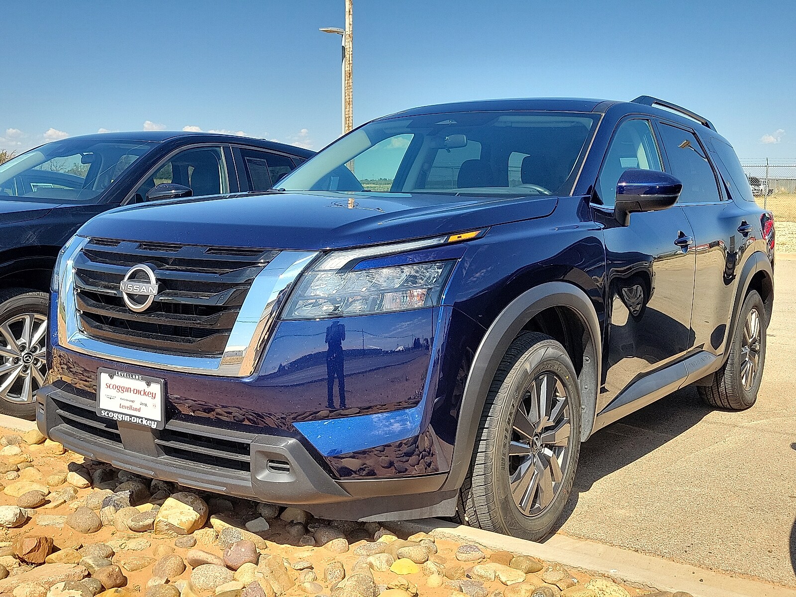 2025 Nissan Pathfinder SV photo 2
