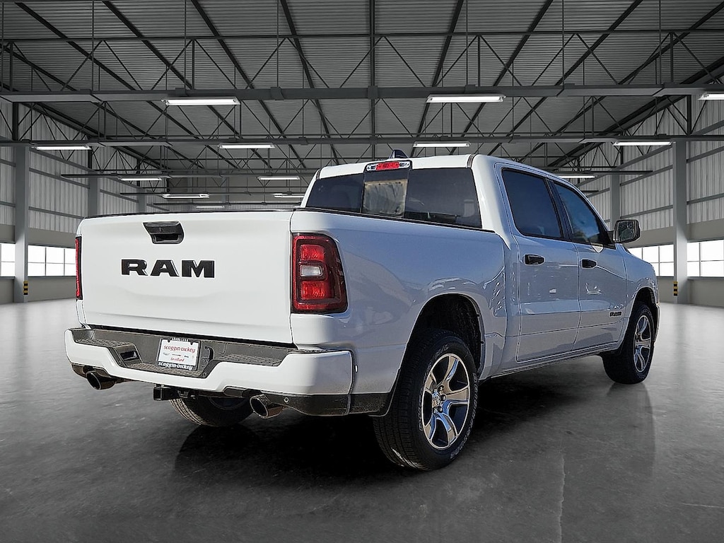 New 2026 Ram 1500 EXPRESS CREW CAB 4X2 5'7 BOX Pickup