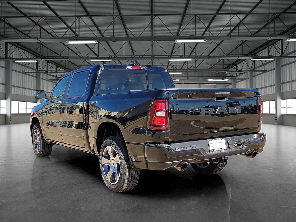 New 2026 Ram 1500 EXPRESS CREW CAB 4X2 5'7 BOX Pickup
