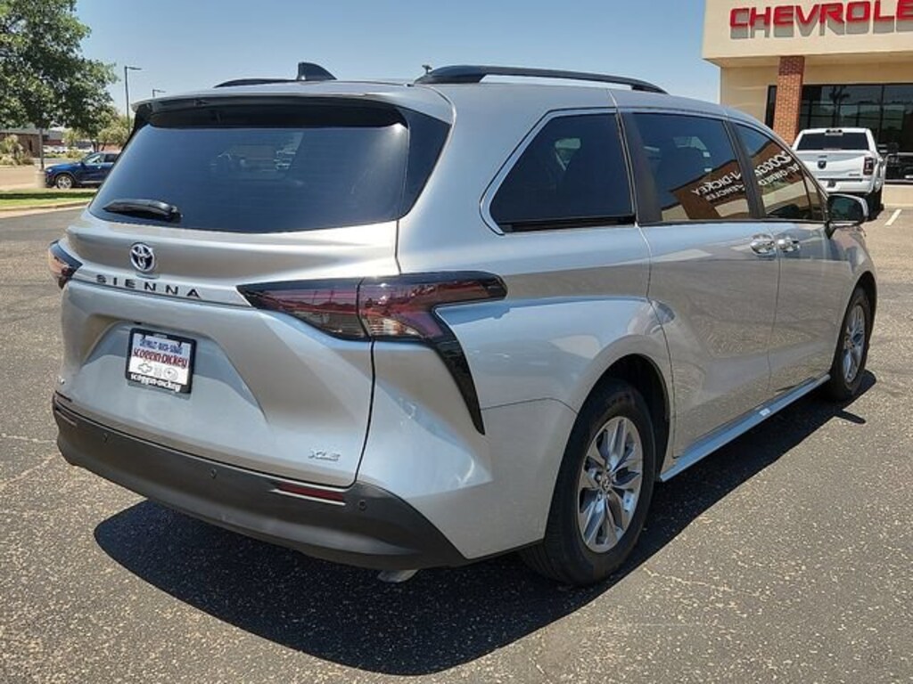 Used 2025 Toyota Sienna XLE Minivan