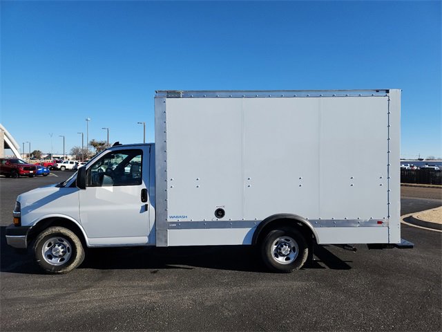 2023 Chevrolet Express Cutaway 3500 photo 2