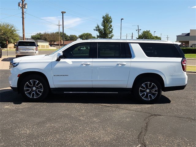 2022 Chevrolet Suburban LT photo 2